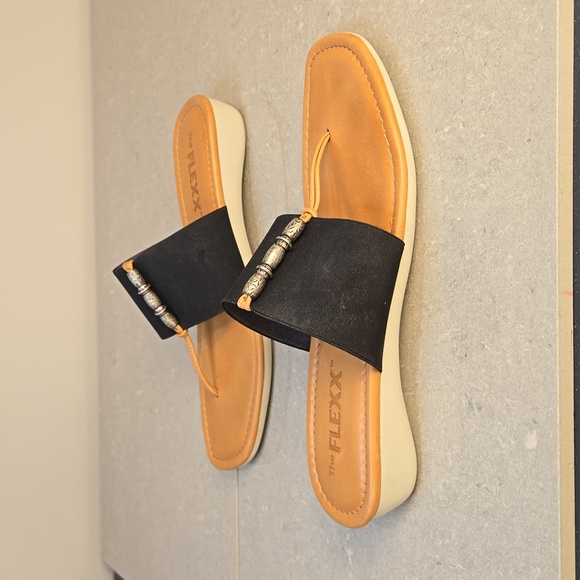 The Flexx black & tan Rain Maker slide thong beaded elastic flip flop, size 8 - Picture 6 of 8